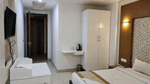 1890 SERVICE APARTMENT